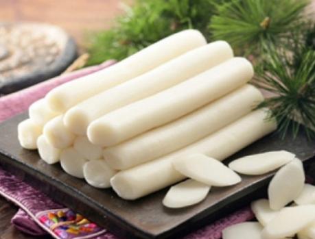 泡菜炒年糕时,直接下锅炒是不对的,多加一步,年糕软糯不夹生